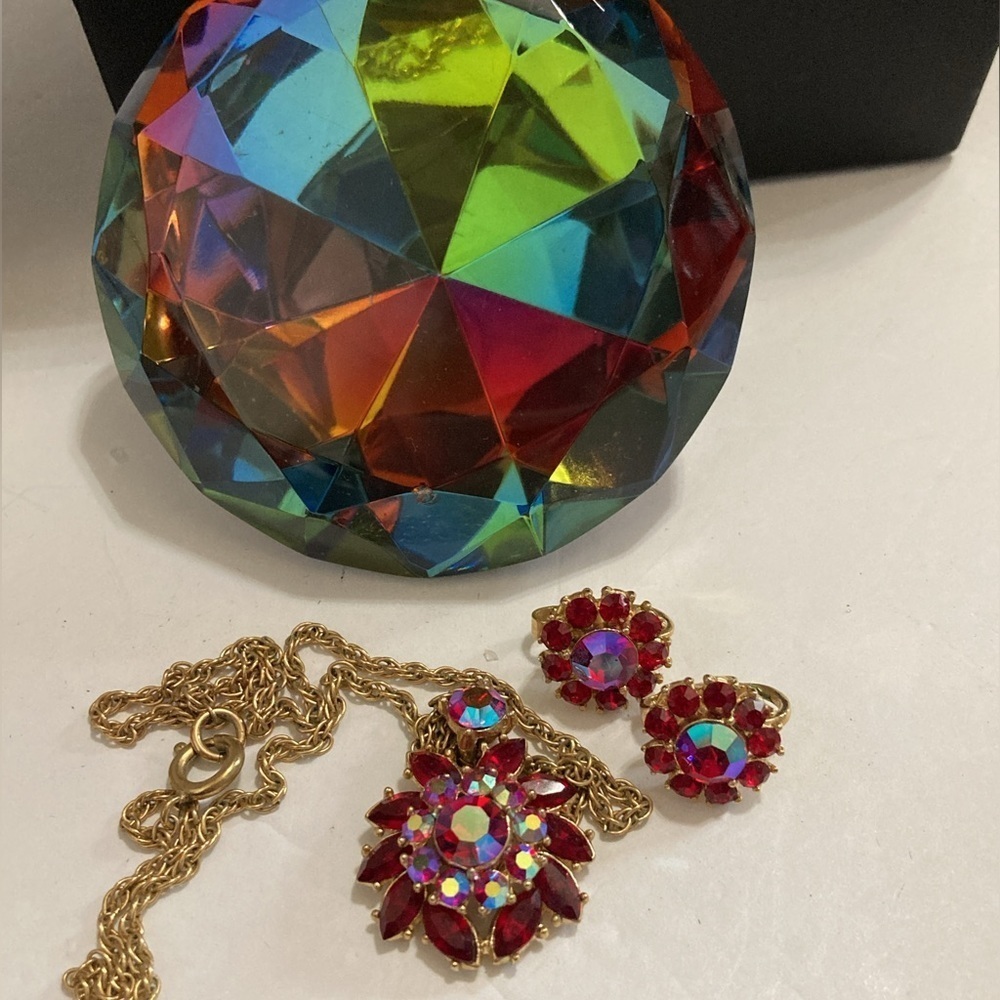 Super rare Crown Trifari vintage Fuchsia necklace and earring set​​